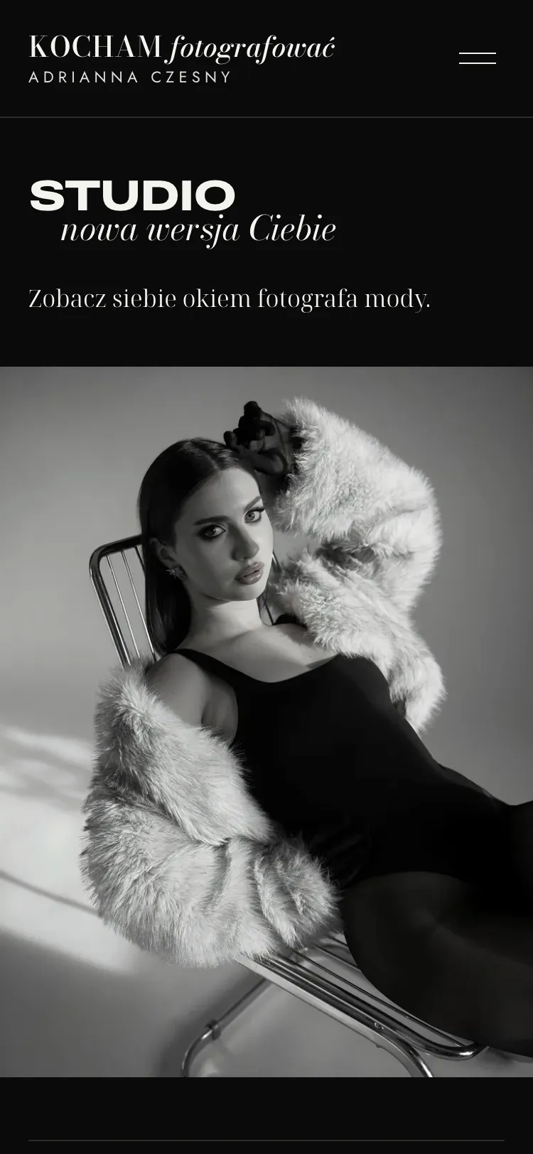 Sekcja Studio na telefonie: nagłówek Studio, nowa wersja Ciebie i czarno-białe zdjęcie modelki w futrze na ciemnym tle